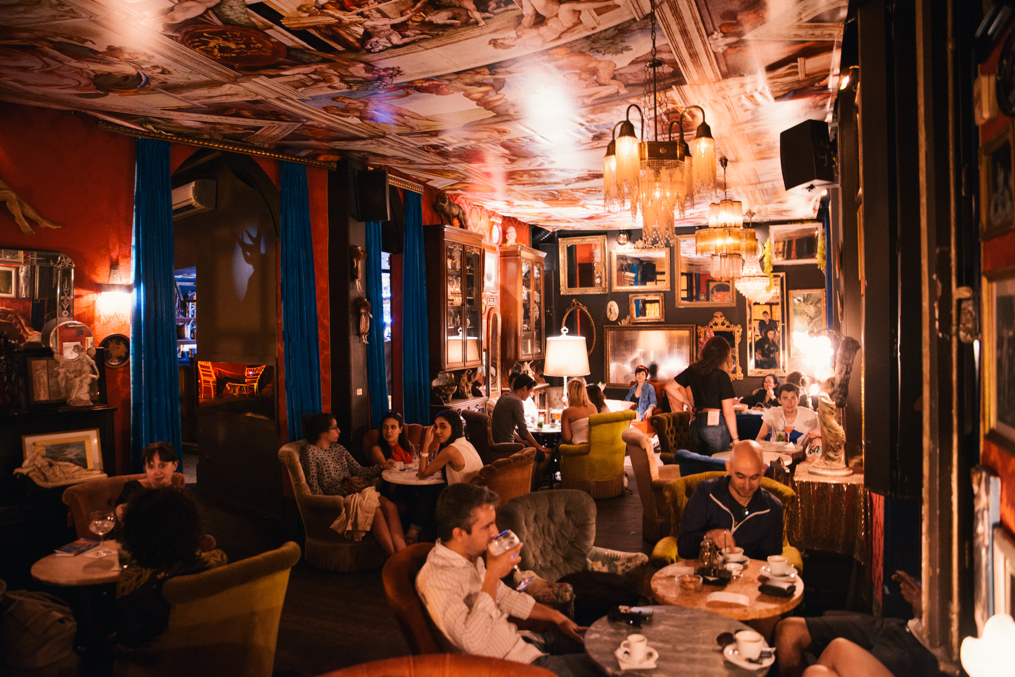 Machen Sie eine Reise in die Zeit der alten Kneipen in Lissabon